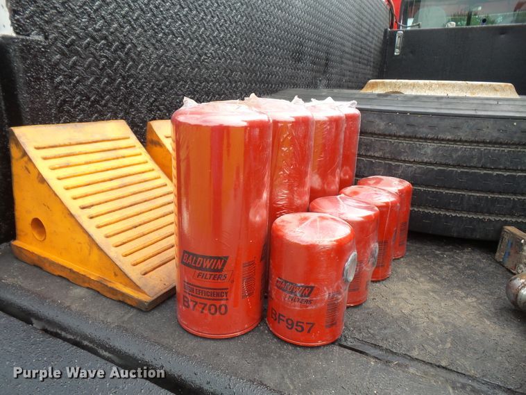 image for item DD6368 2005 Peterbilt 335 service truck with crane