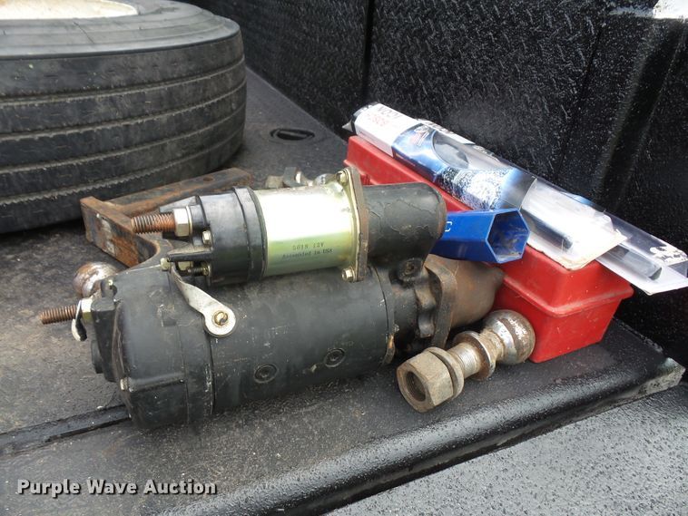 image for item DD6368 2005 Peterbilt 335 service truck with crane