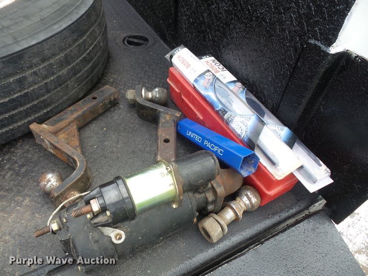 image for item DD6368 2005 Peterbilt 335 service truck with crane