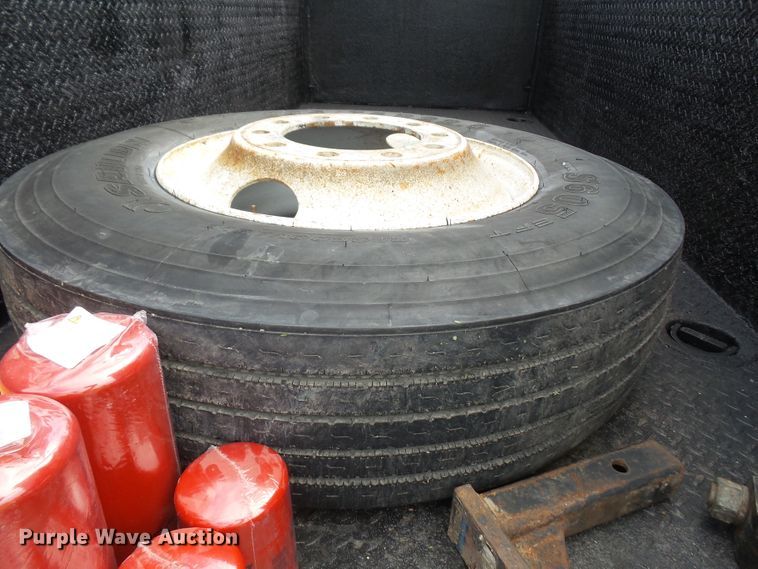 image for item DD6368 2005 Peterbilt 335 service truck with crane