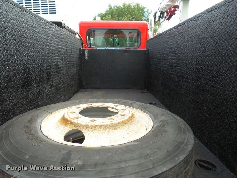 image for item DD6368 2005 Peterbilt 335 service truck with crane