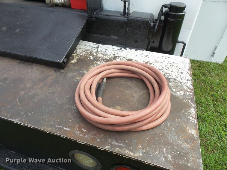 image for item DD6368 2005 Peterbilt 335 service truck with crane