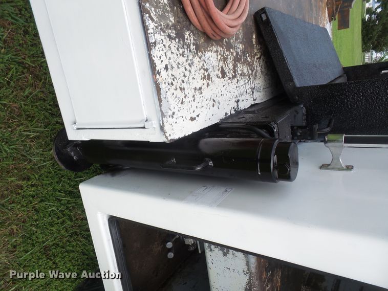 image for item DD6368 2005 Peterbilt 335 service truck with crane