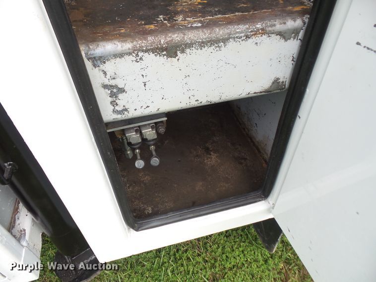 image for item DD6368 2005 Peterbilt 335 service truck with crane