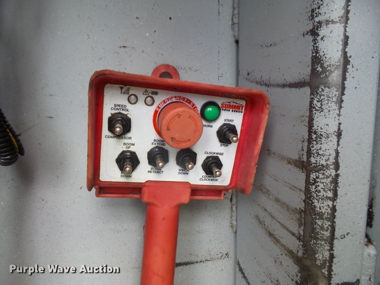 image for item DD6368 2005 Peterbilt 335 service truck with crane