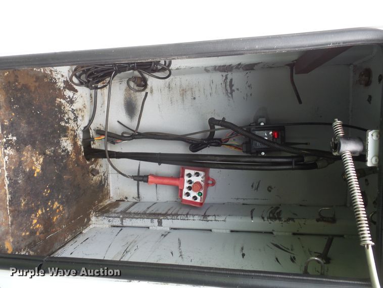 image for item DD6368 2005 Peterbilt 335 service truck with crane