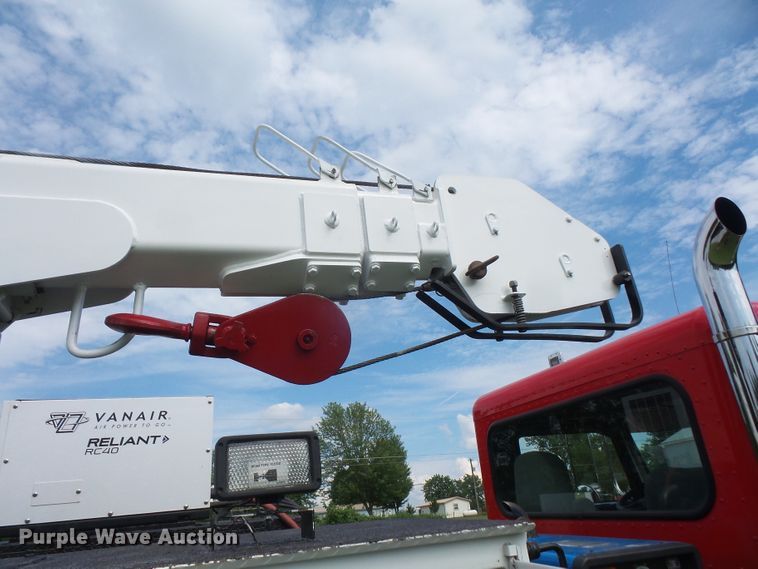 image for item DD6368 2005 Peterbilt 335 service truck with crane