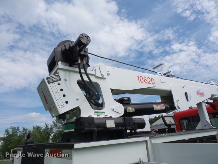 image for item DD6368 2005 Peterbilt 335 service truck with crane