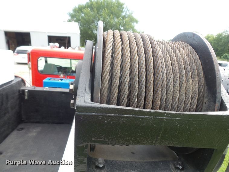 image for item DD6368 2005 Peterbilt 335 service truck with crane