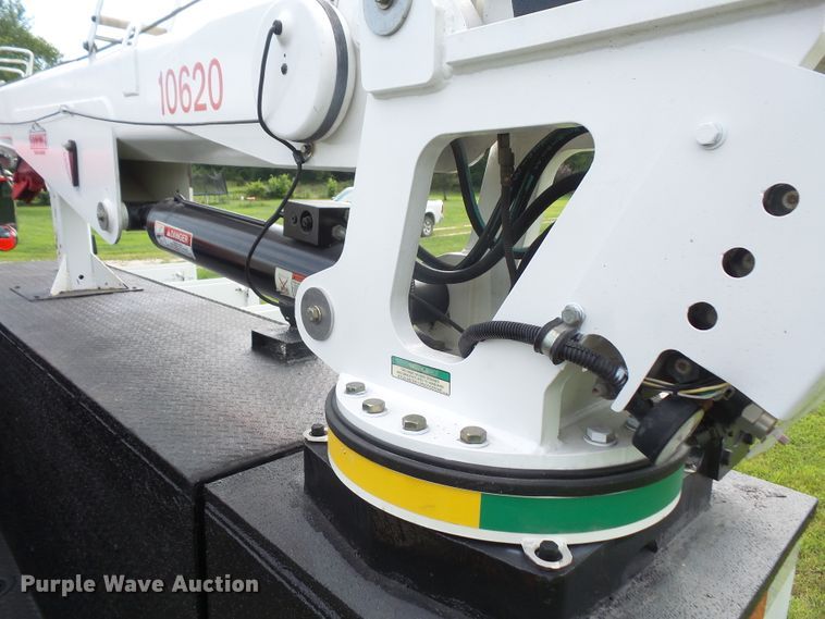 image for item DD6368 2005 Peterbilt 335 service truck with crane