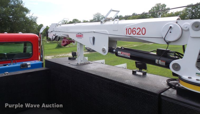 image for item DD6368 2005 Peterbilt 335 service truck with crane