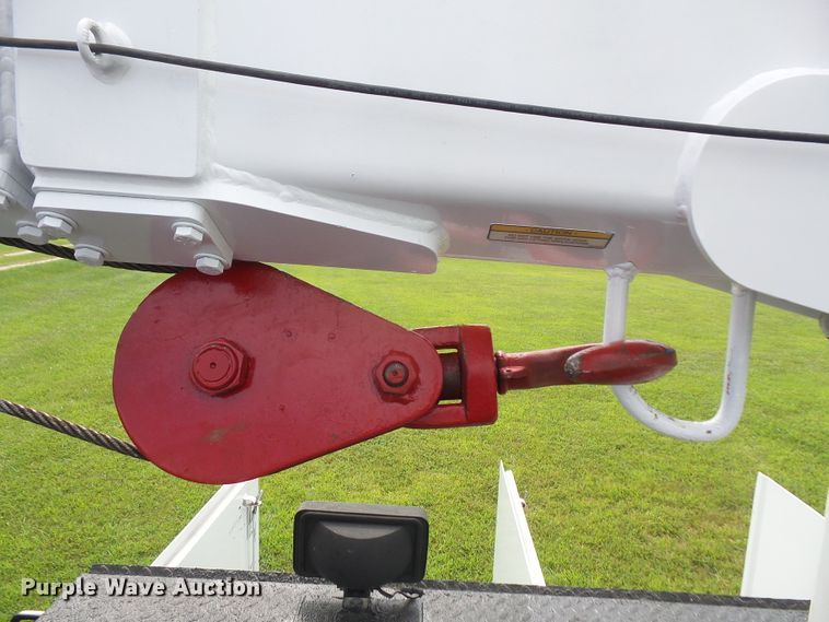 image for item DD6368 2005 Peterbilt 335 service truck with crane