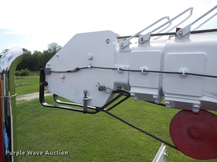 image for item DD6368 2005 Peterbilt 335 service truck with crane