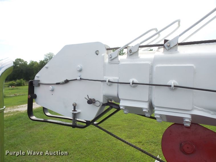 image for item DD6368 2005 Peterbilt 335 service truck with crane