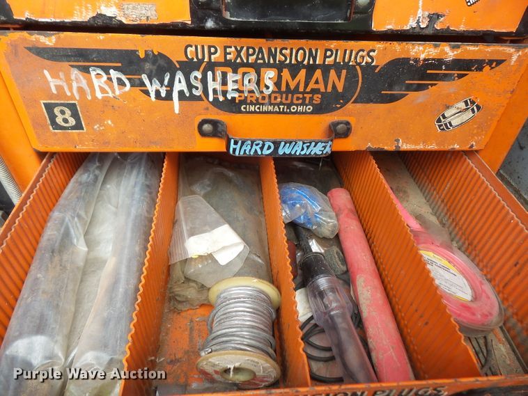 image for item DD6368 2005 Peterbilt 335 service truck with crane