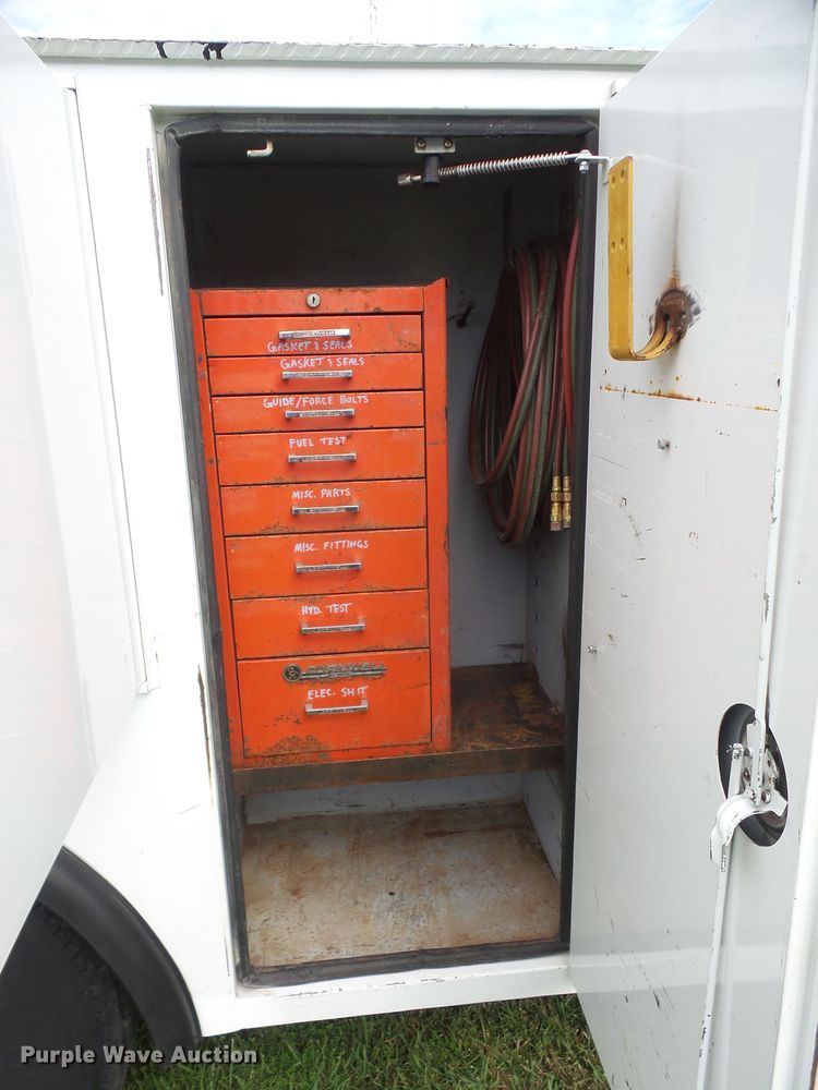 image for item DD6368 2005 Peterbilt 335 service truck with crane