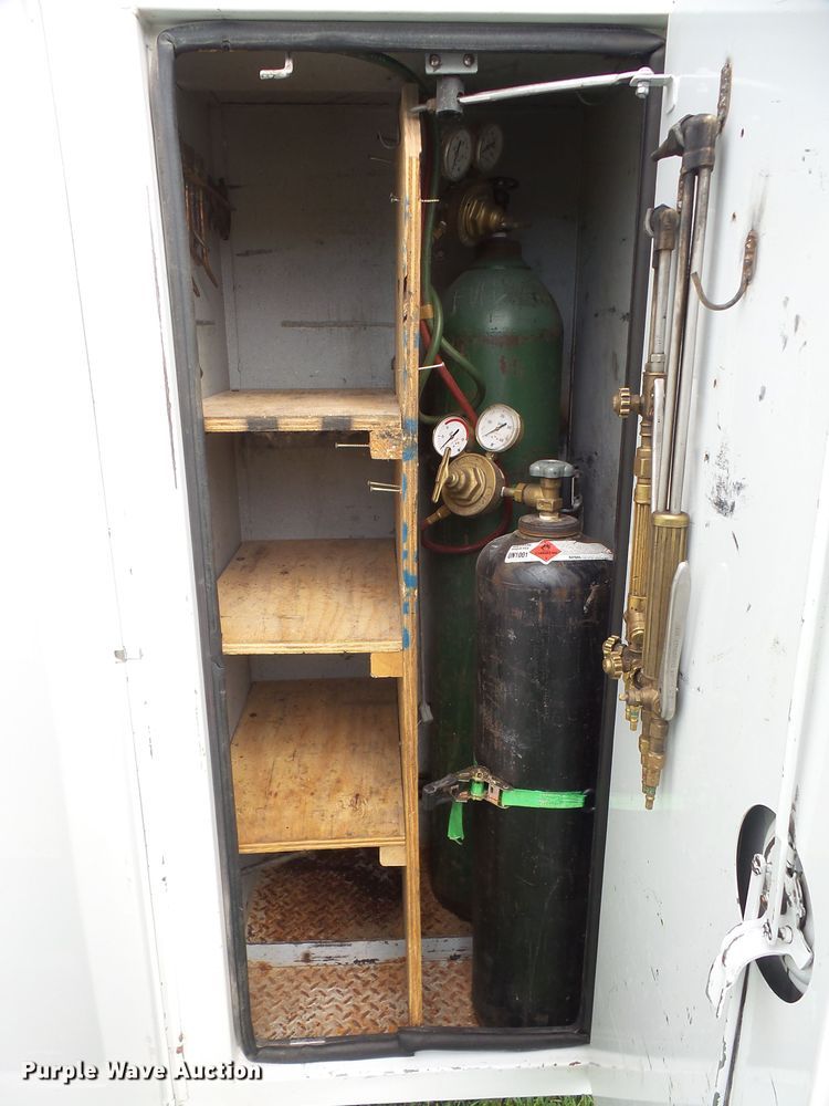 image for item DD6368 2005 Peterbilt 335 service truck with crane