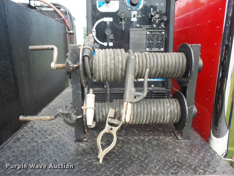 image for item DD6368 2005 Peterbilt 335 service truck with crane