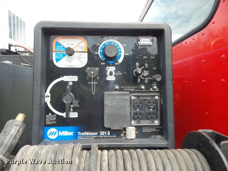 image for item DD6368 2005 Peterbilt 335 service truck with crane