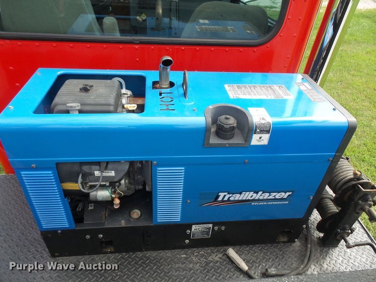 image for item DD6368 2005 Peterbilt 335 service truck with crane