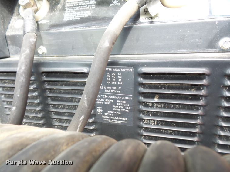 image for item DD6368 2005 Peterbilt 335 service truck with crane