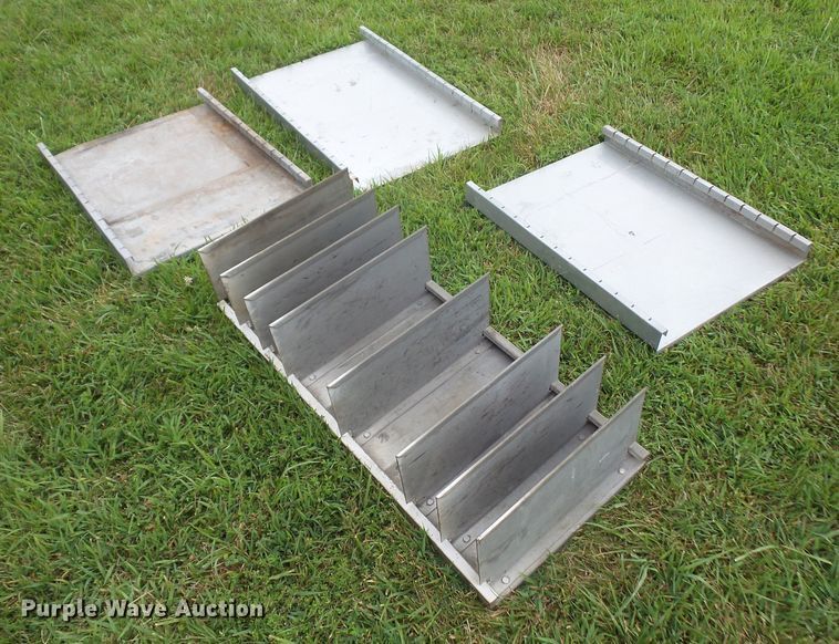 image for item DD6368 2005 Peterbilt 335 service truck with crane