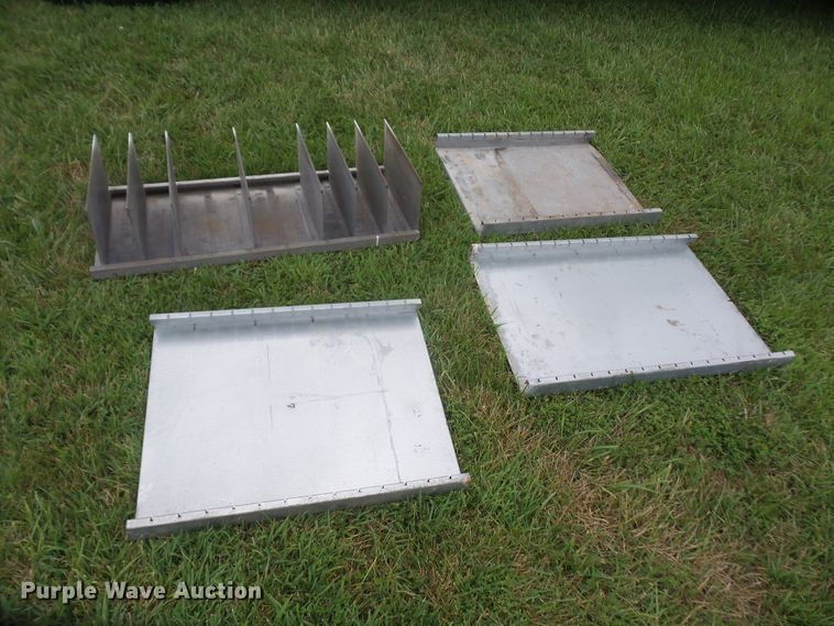 image for item DD6368 2005 Peterbilt 335 service truck with crane