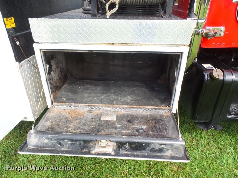 image for item DD6368 2005 Peterbilt 335 service truck with crane