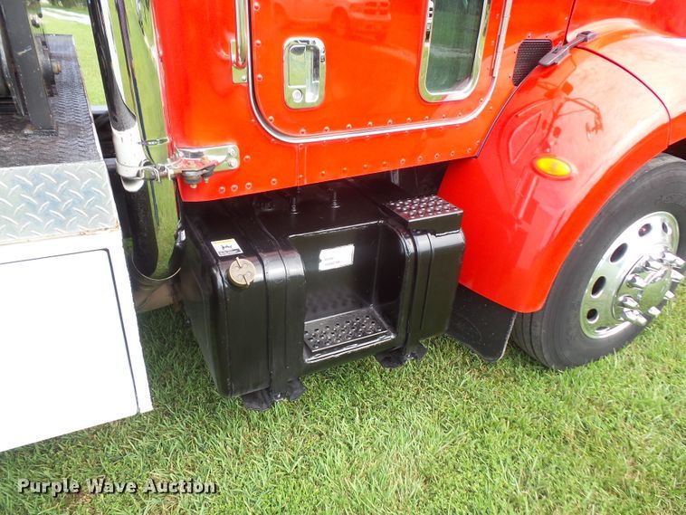 image for item DD6368 2005 Peterbilt 335 service truck with crane