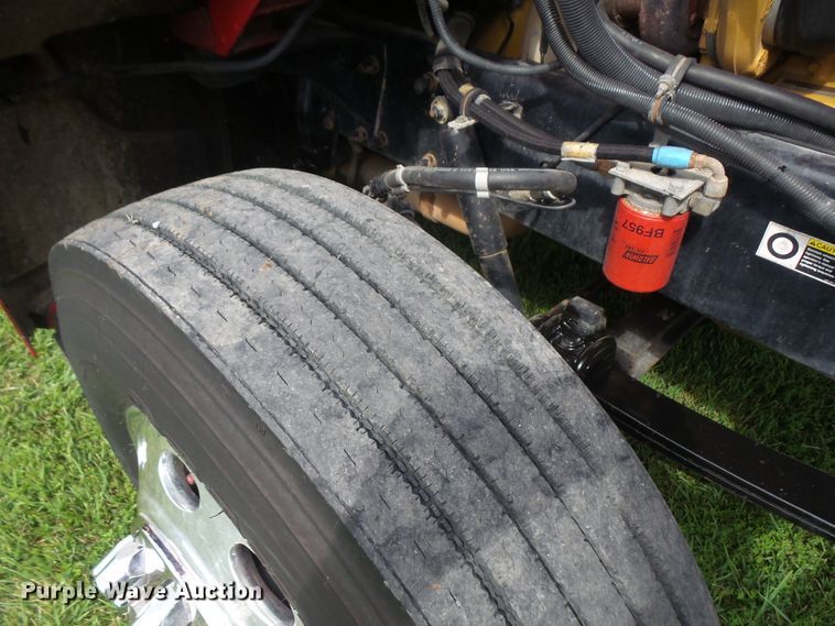 image for item DD6368 2005 Peterbilt 335 service truck with crane