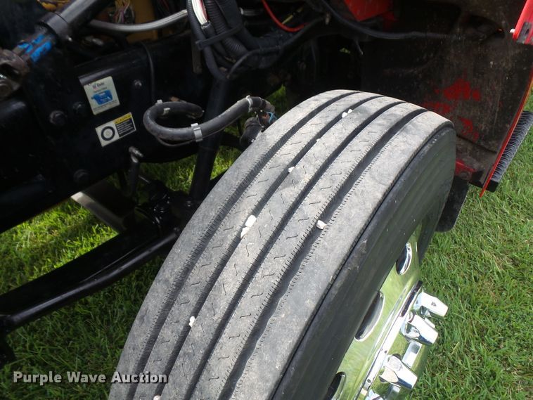 image for item DD6368 2005 Peterbilt 335 service truck with crane