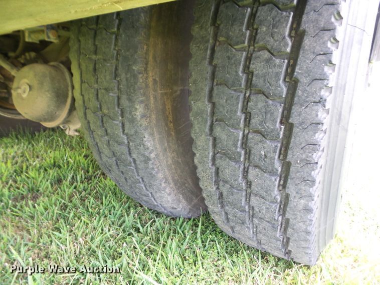 image for item DD6368 2005 Peterbilt 335 service truck with crane