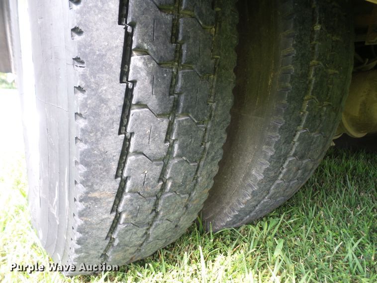 image for item DD6368 2005 Peterbilt 335 service truck with crane