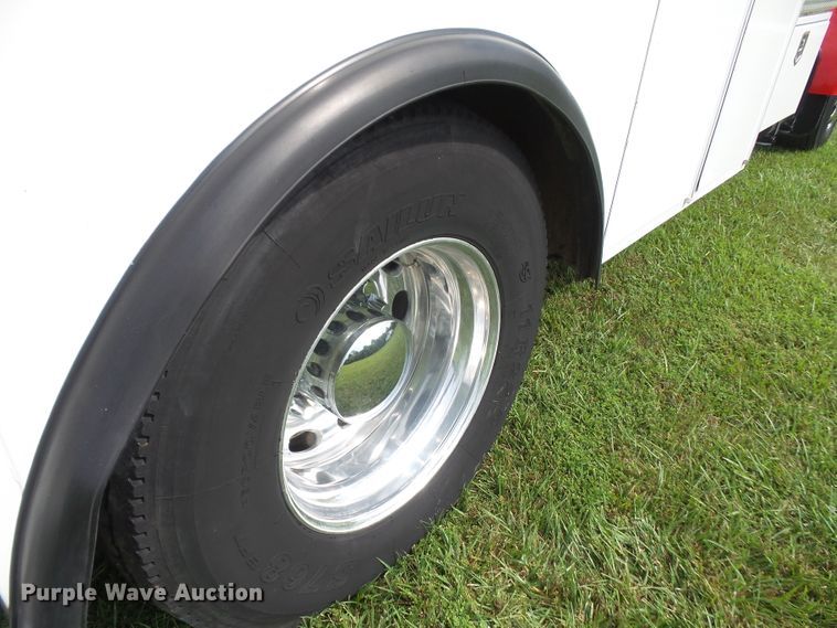 image for item DD6368 2005 Peterbilt 335 service truck with crane