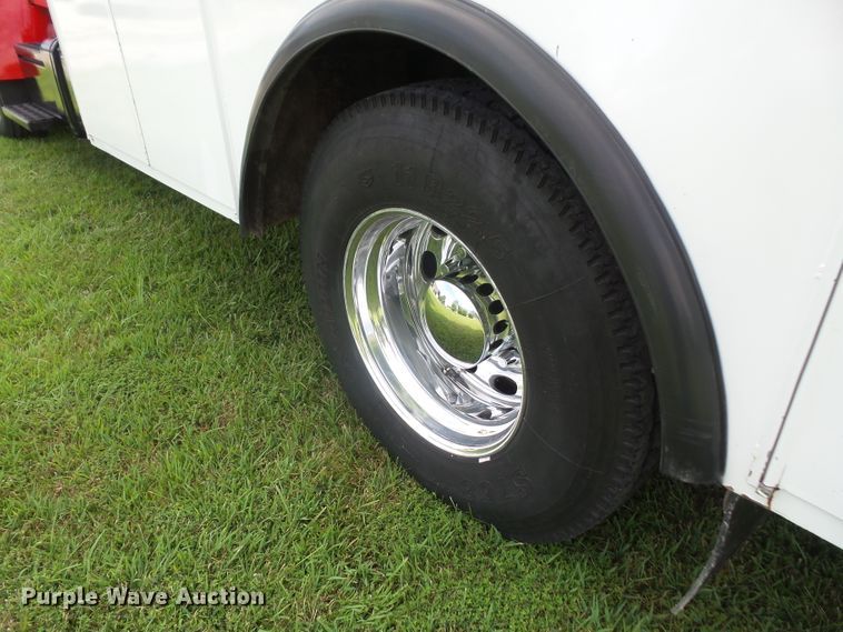 image for item DD6368 2005 Peterbilt 335 service truck with crane