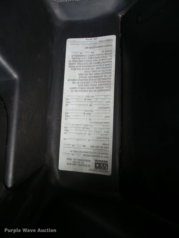 image for item DD6368 2005 Peterbilt 335 service truck with crane