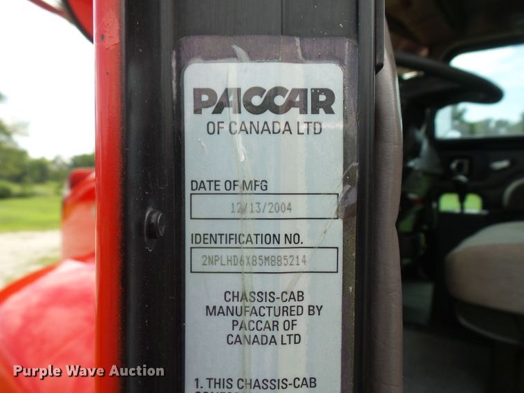 image for item DD6368 2005 Peterbilt 335 service truck with crane