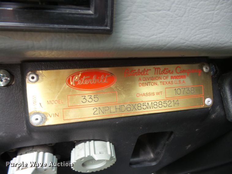 image for item DD6368 2005 Peterbilt 335 service truck with crane