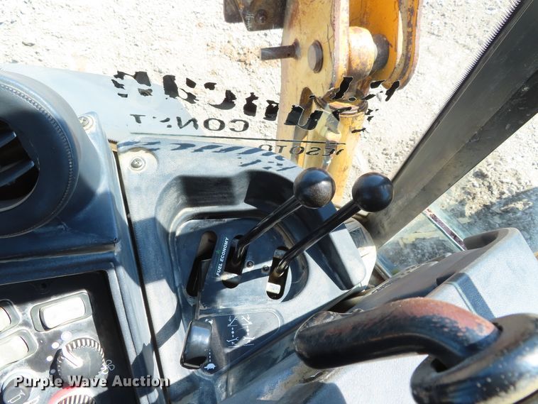 image for item DD6374 2006 John Deere 310SG backhoe