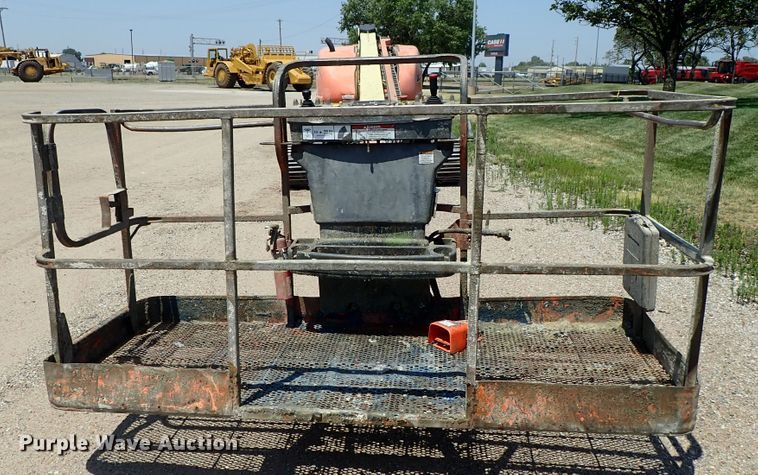 image for item DE5520 2004 JLG 660SJC boom lift