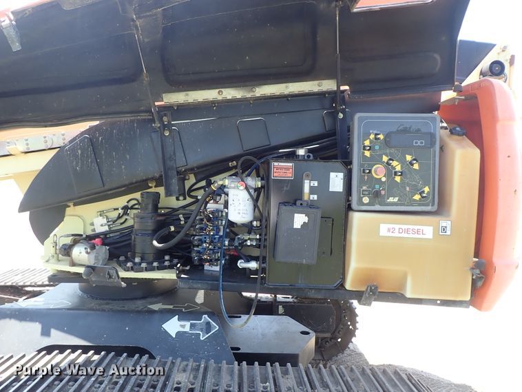 image for item DE5520 2004 JLG 660SJC boom lift