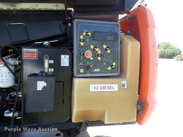 image for item DE5520 2004 JLG 660SJC boom lift