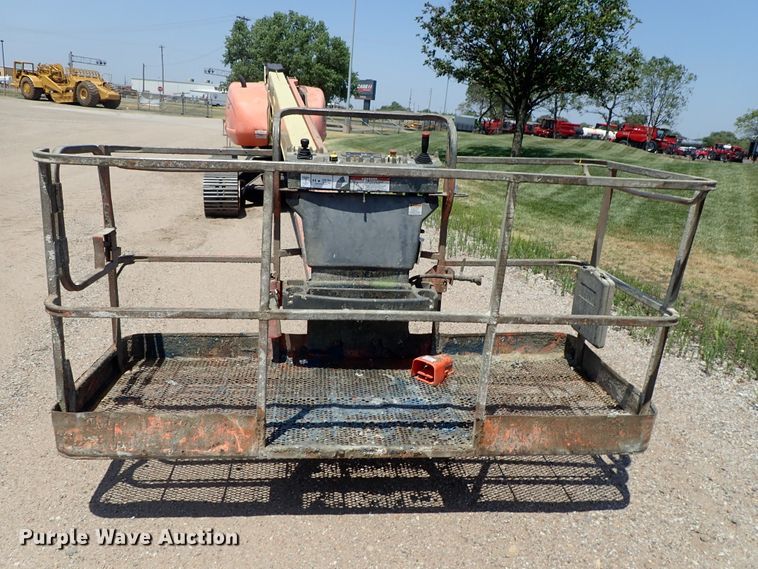 image for item DE5520 2004 JLG 660SJC boom lift