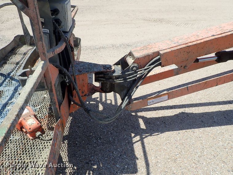 image for item DE5520 2004 JLG 660SJC boom lift