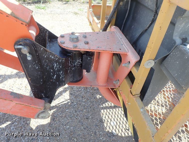 image for item DE5527 2001 JLG 660SJC boom lift