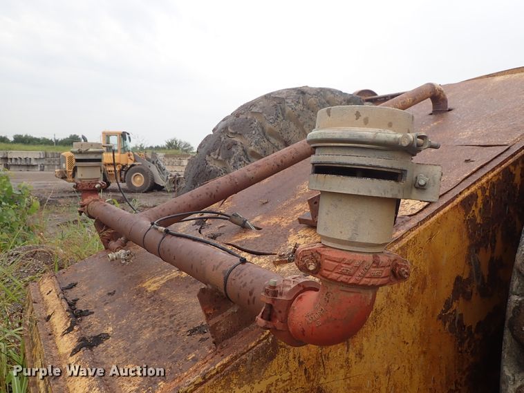 image for item DE5550 1976 Caterpillar 631D water wagon