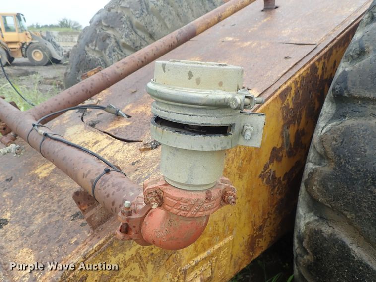 image for item DE5550 1976 Caterpillar 631D water wagon