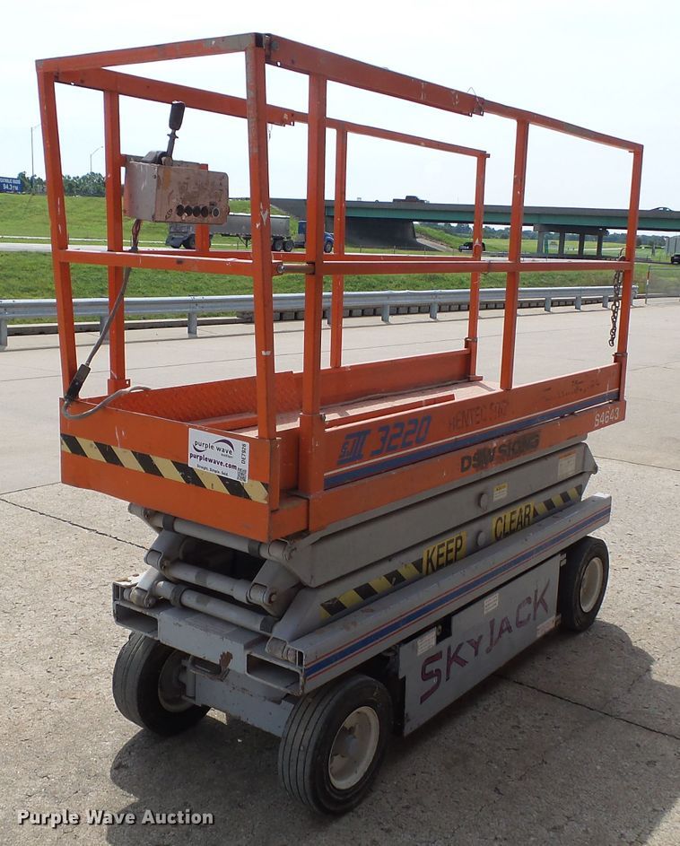 image for item DE7926 Sky Jack SJIII 3220 scissor lift