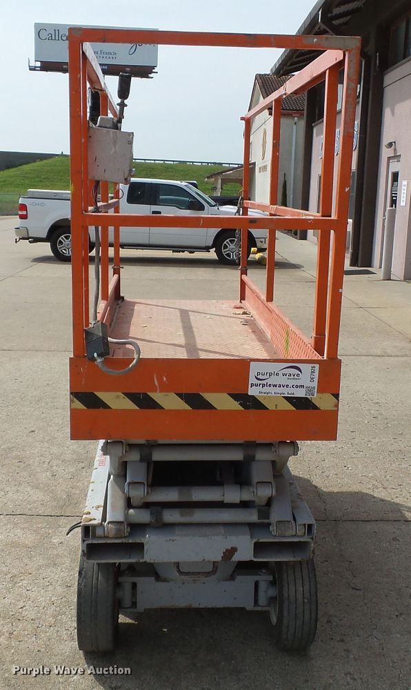 image for item DE7926 Sky Jack SJIII 3220 scissor lift