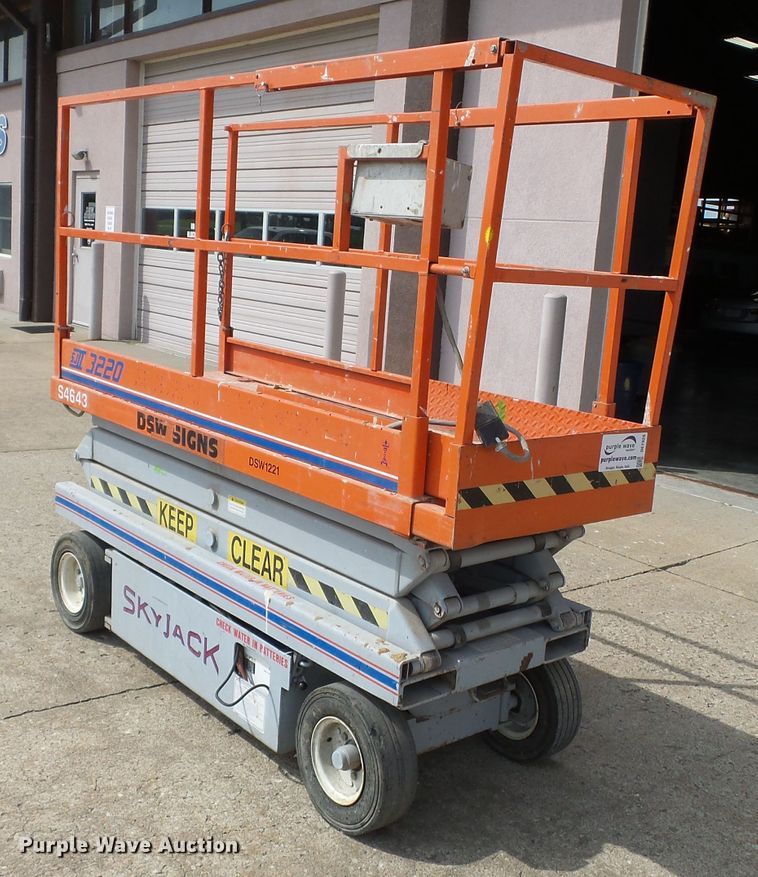 image for item DE7926 Sky Jack SJIII 3220 scissor lift